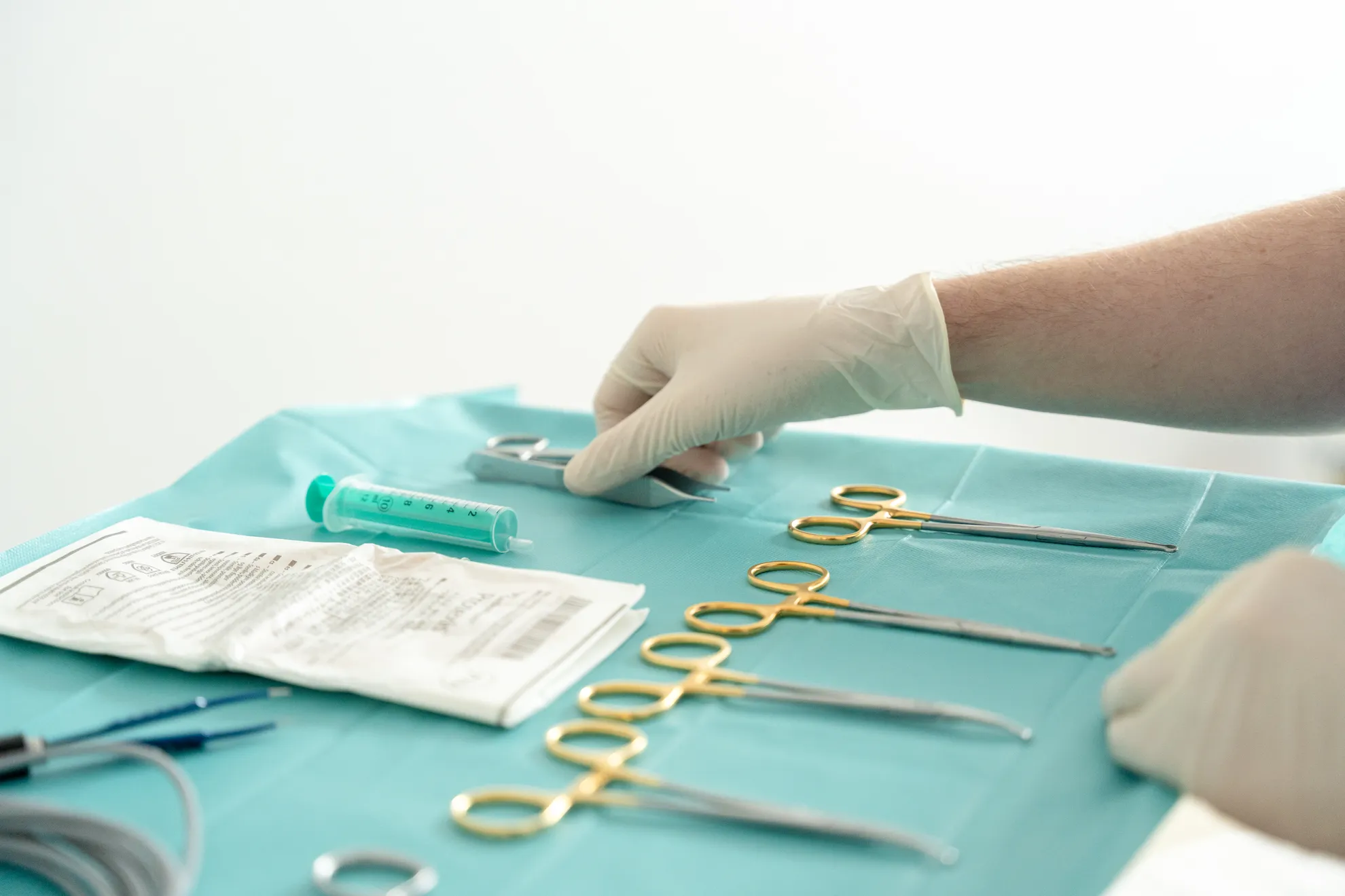 Hand legt Dentalinstrumente auf den Tisch